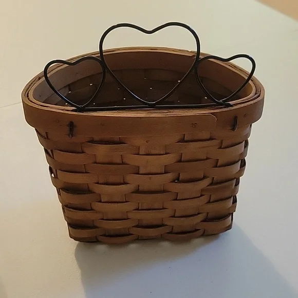 ● Vintage Wicker Basket with Hearts - Picture 2 of 8